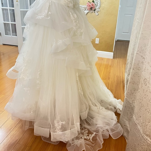 Vera Wang bridal dress. Never used. Beautiful. Alter 2 sizes down and 1 size up - Picture 4 of 7